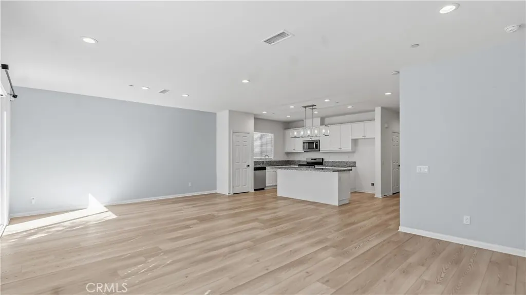 3400 E Foxglove