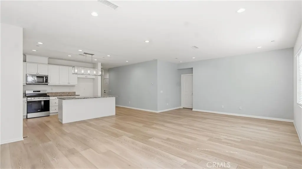 3400 E Foxglove