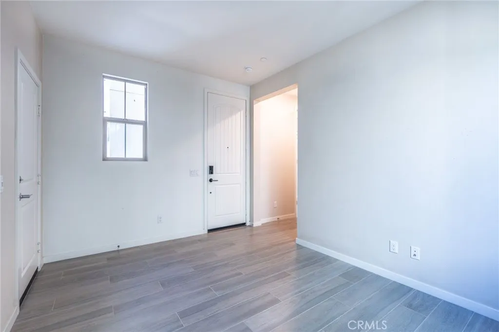 2532 E Scarlett