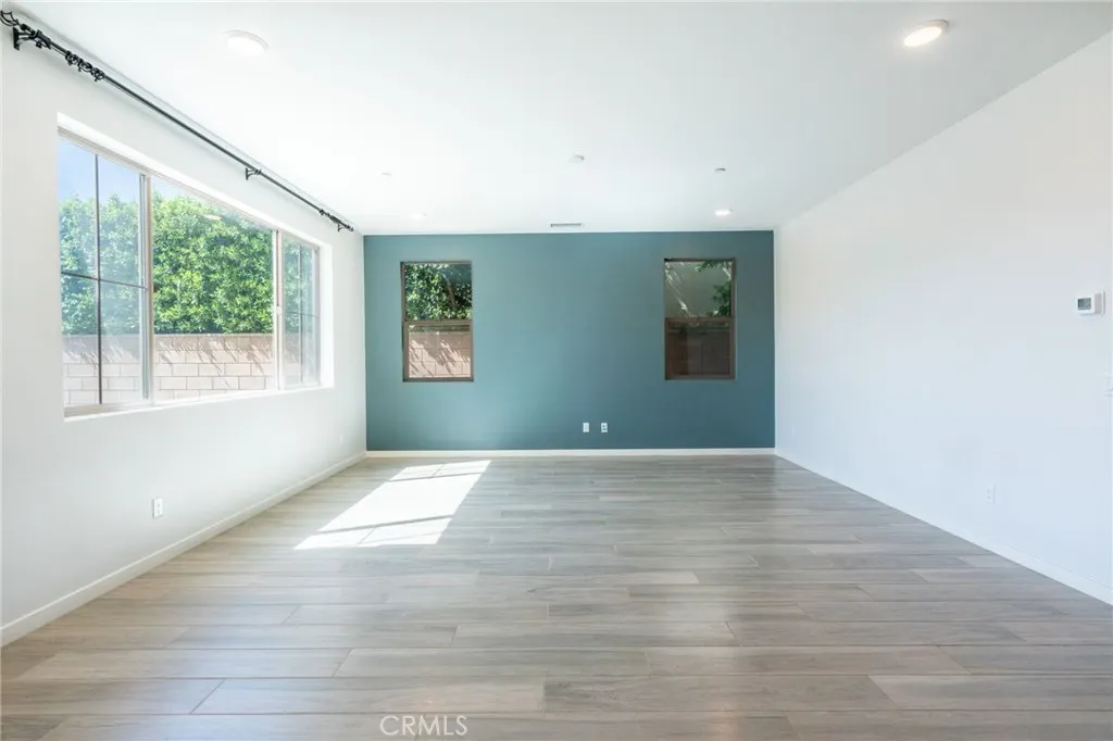 2532 E Scarlett