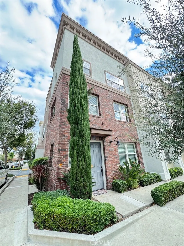 150 E Commercial