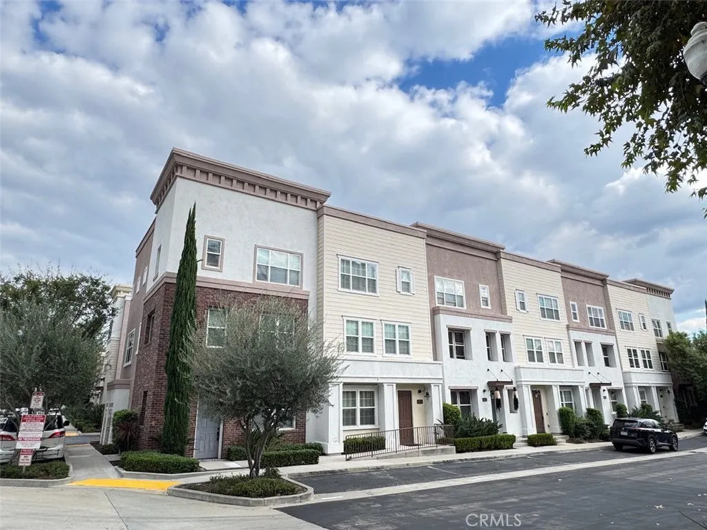 150 E Commercial