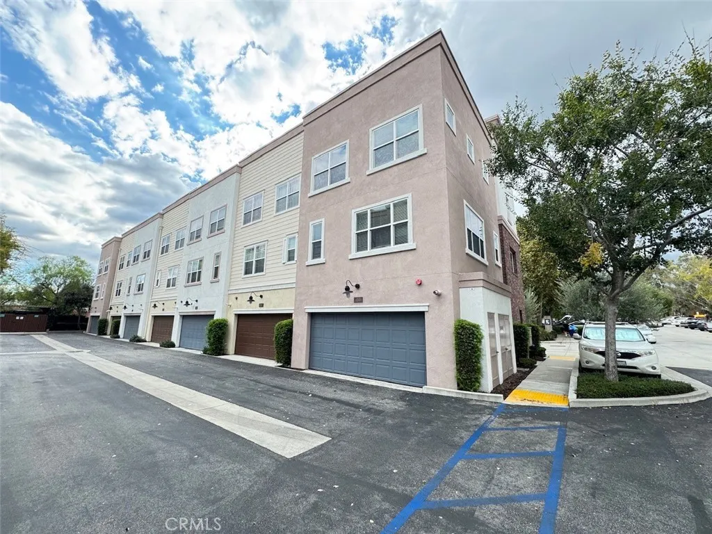 150 E Commercial