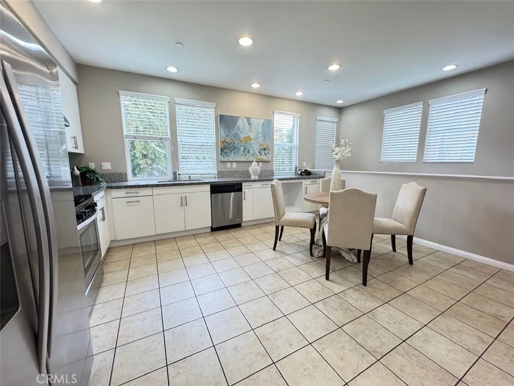150 E Commercial