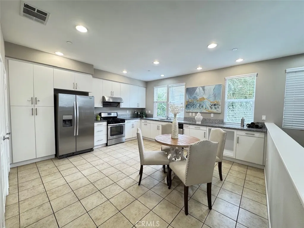150 E Commercial