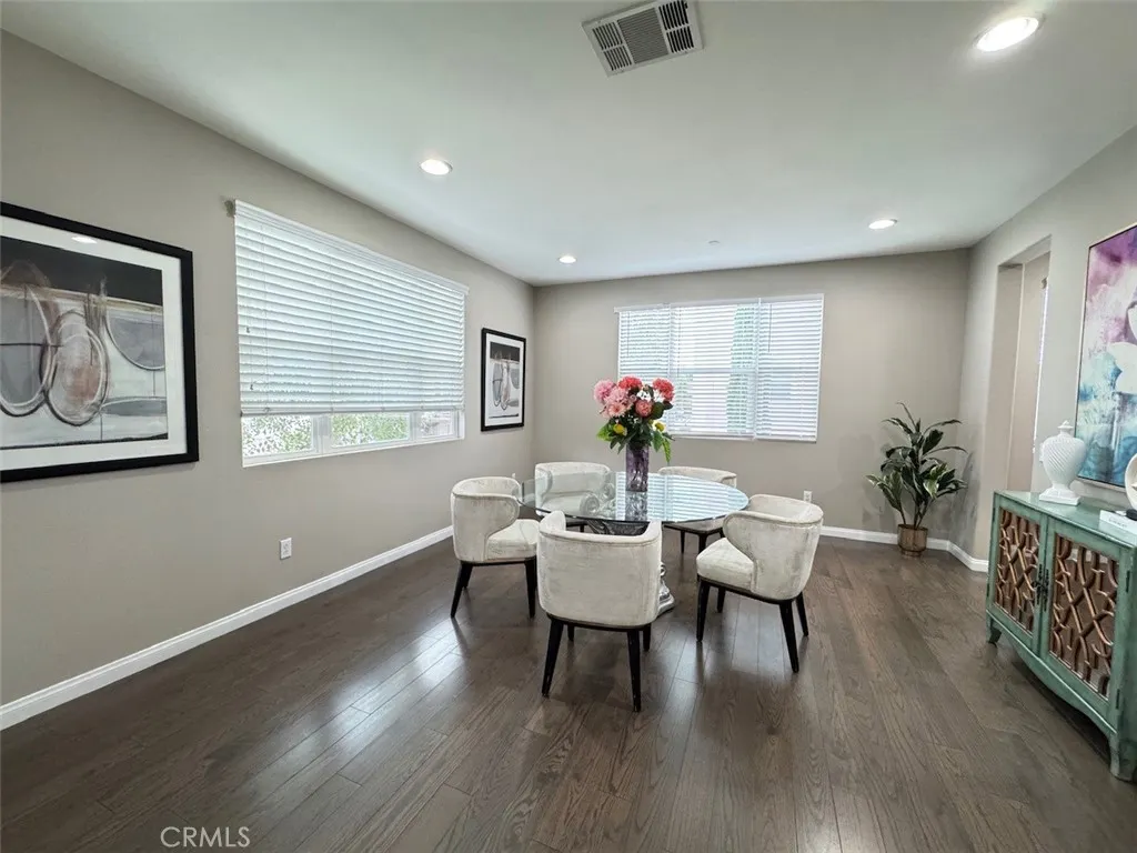 150 E Commercial