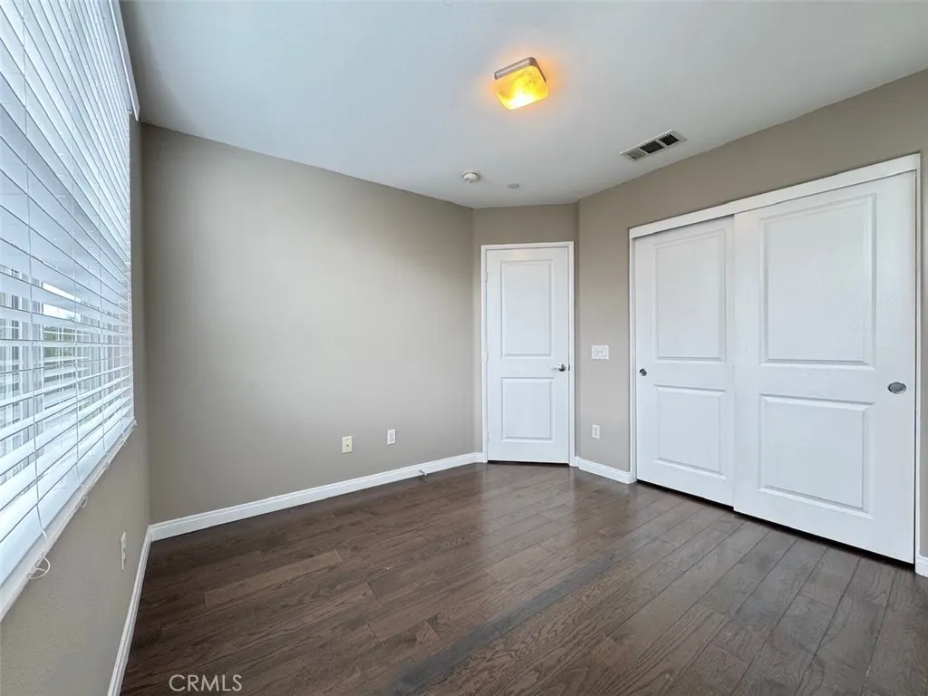 150 E Commercial