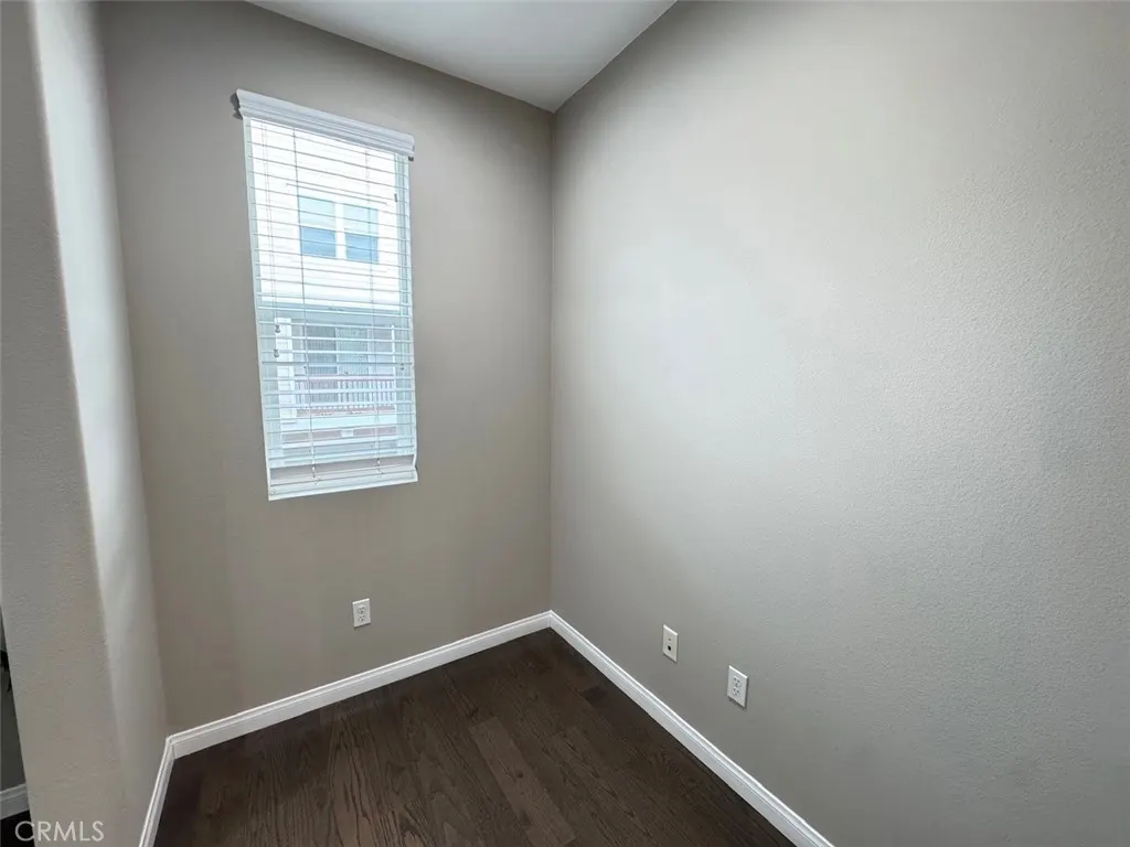 150 E Commercial
