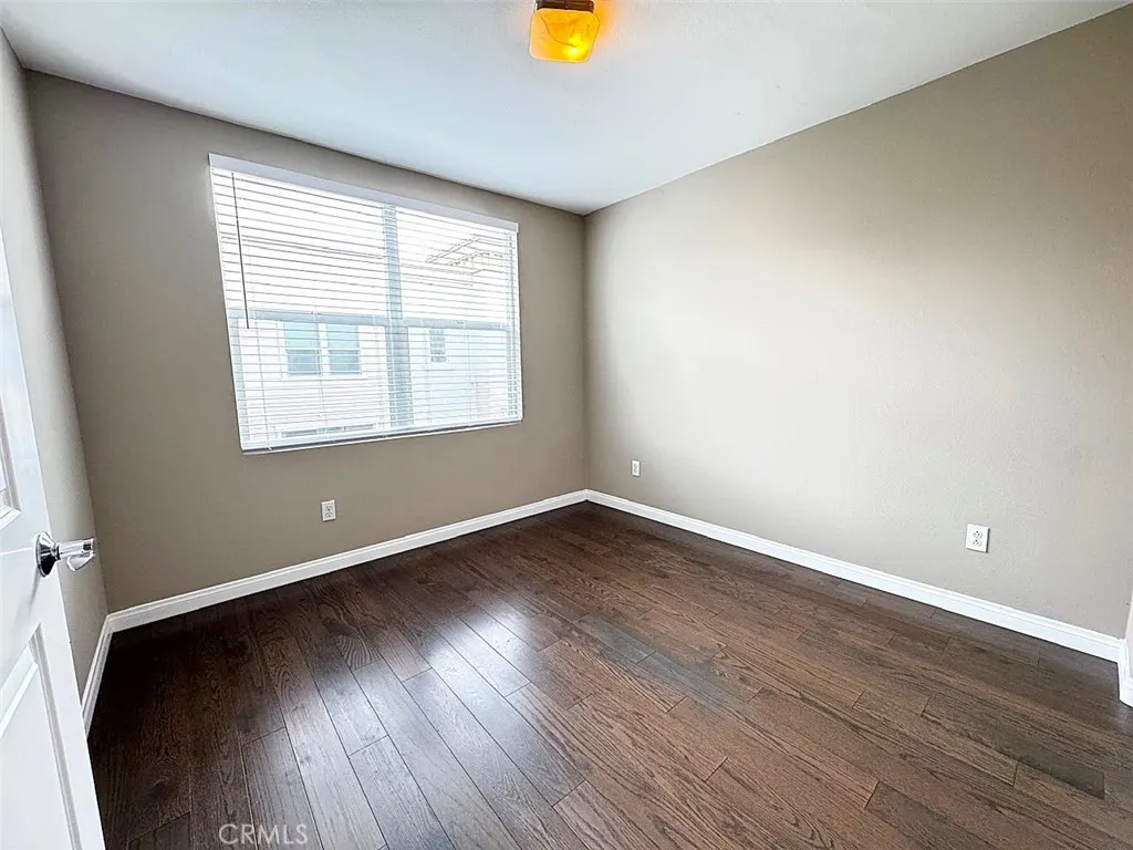 150 E Commercial
