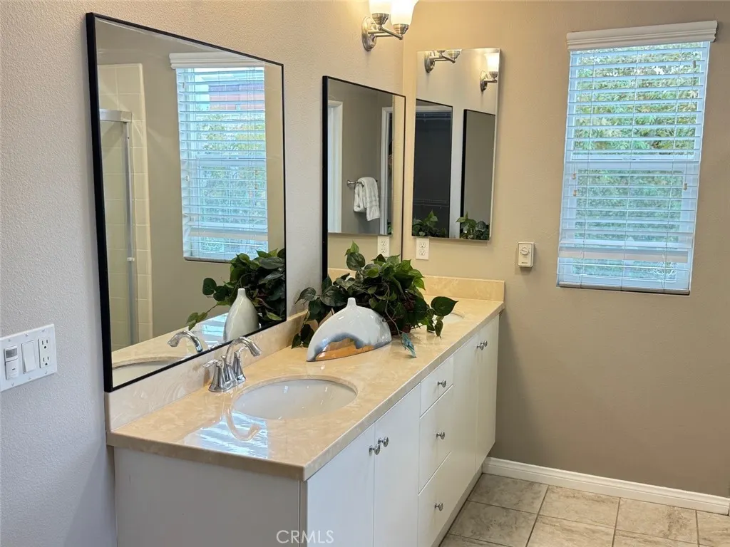 150 E Commercial
