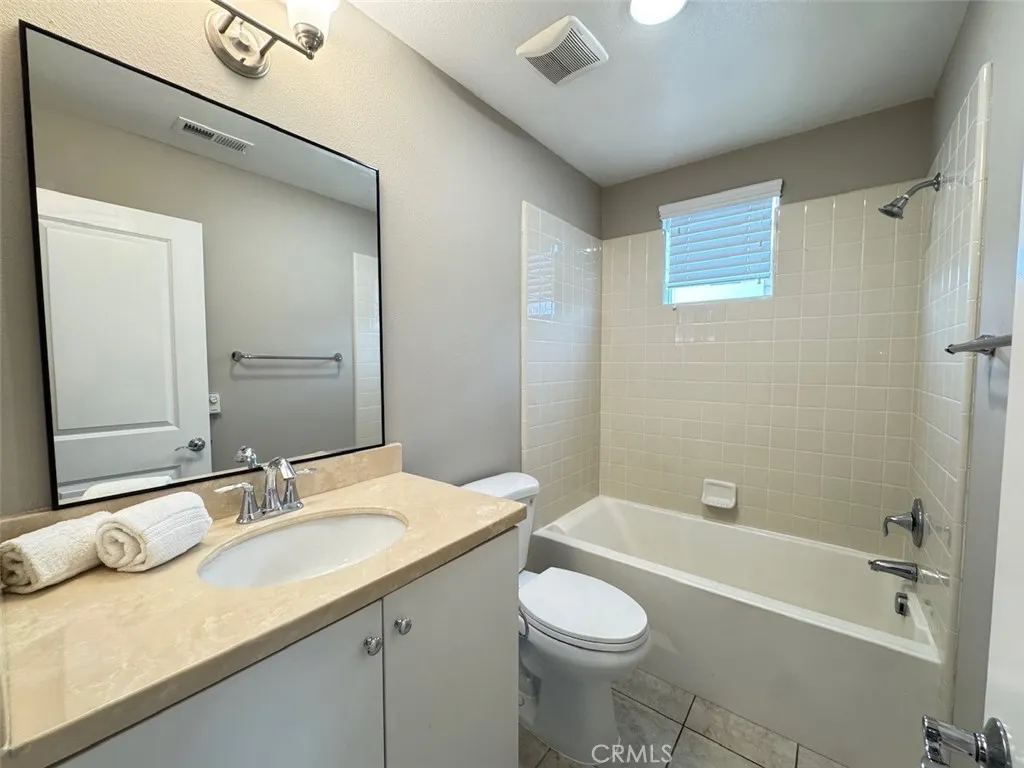 150 E Commercial