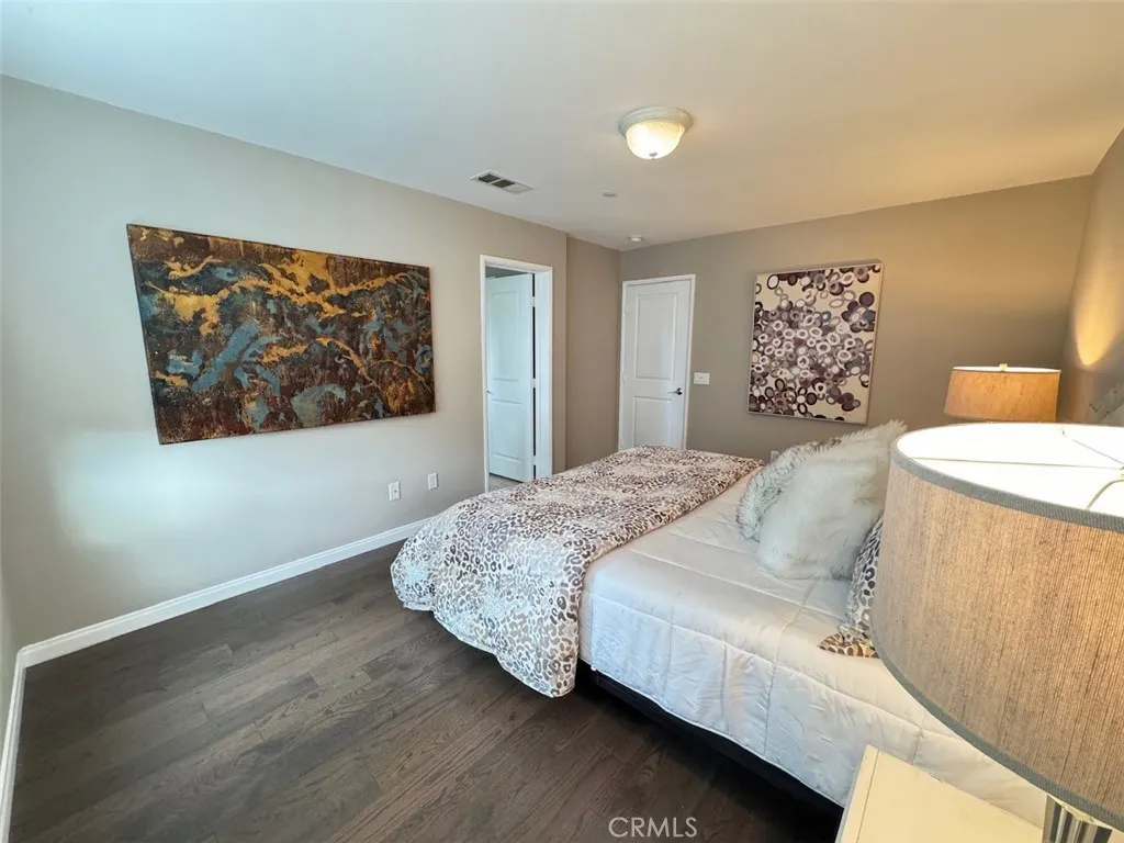 150 E Commercial