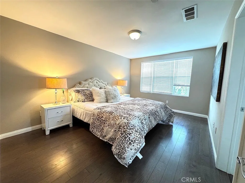150 E Commercial