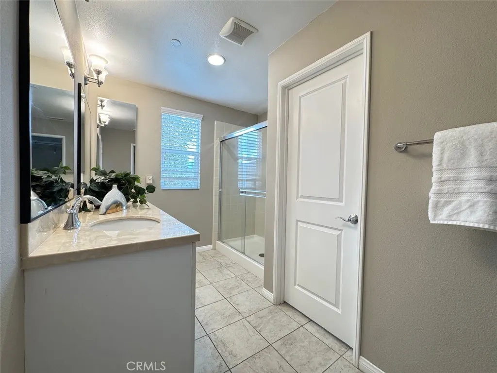 150 E Commercial