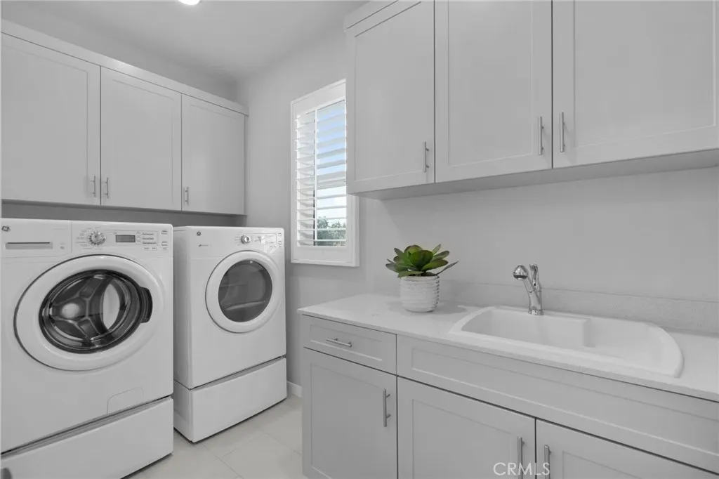 2621 E Clara Lane