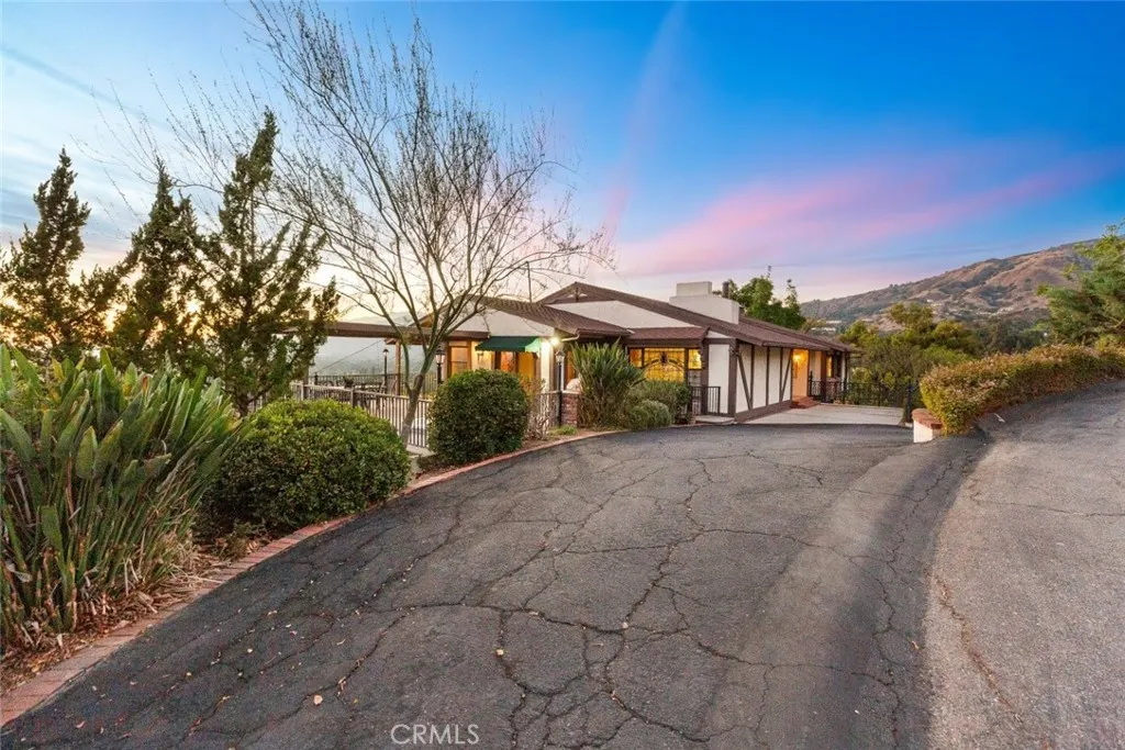 2425 E Wildwood Canyon Drive