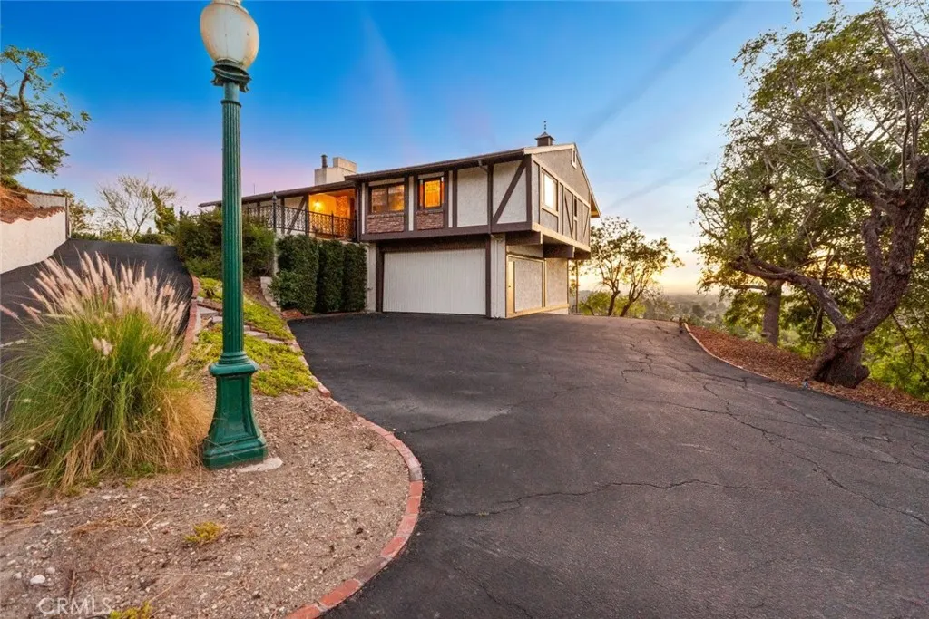 2425 E Wildwood Canyon Drive