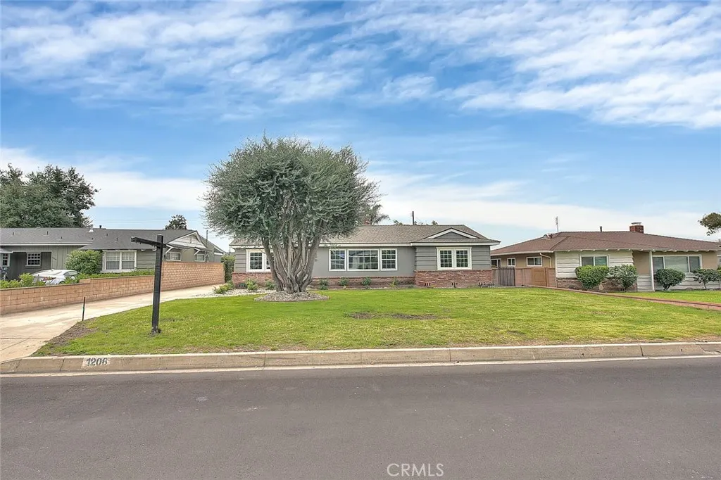 1208 E Mountain View Avenue
