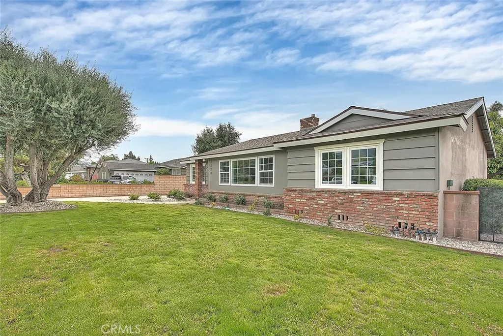 1208 E Mountain View Avenue