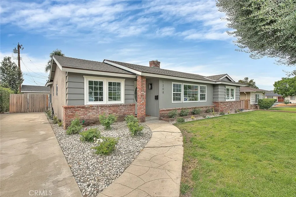 1208 E Mountain View Avenue