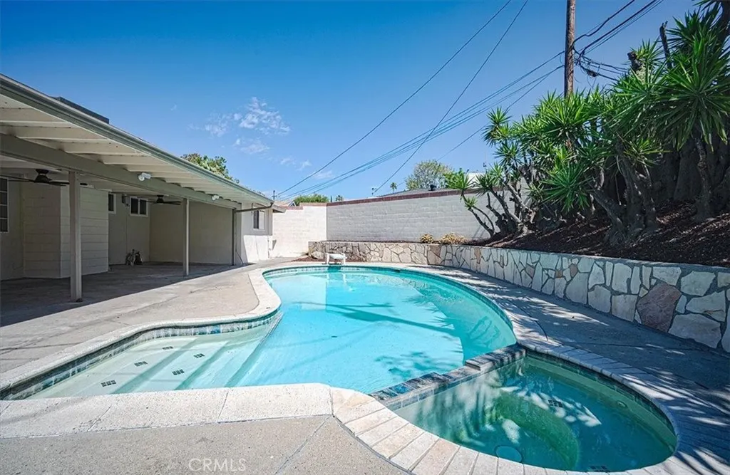 5718 N Galanto