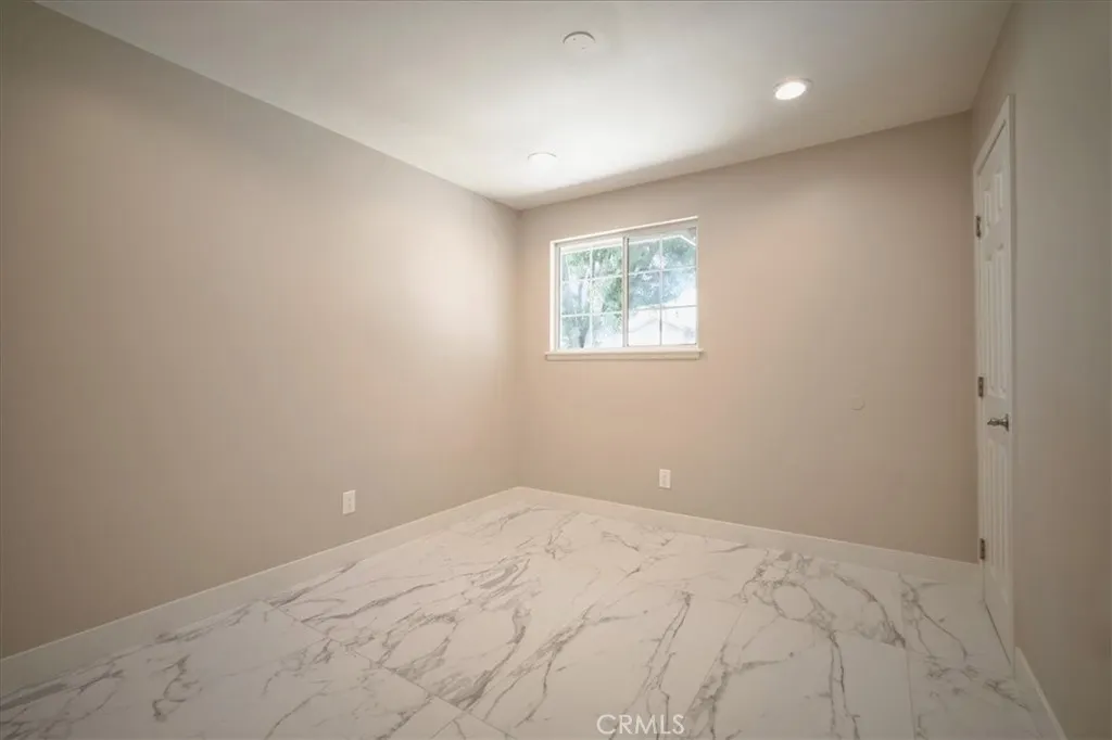 5718 N Galanto