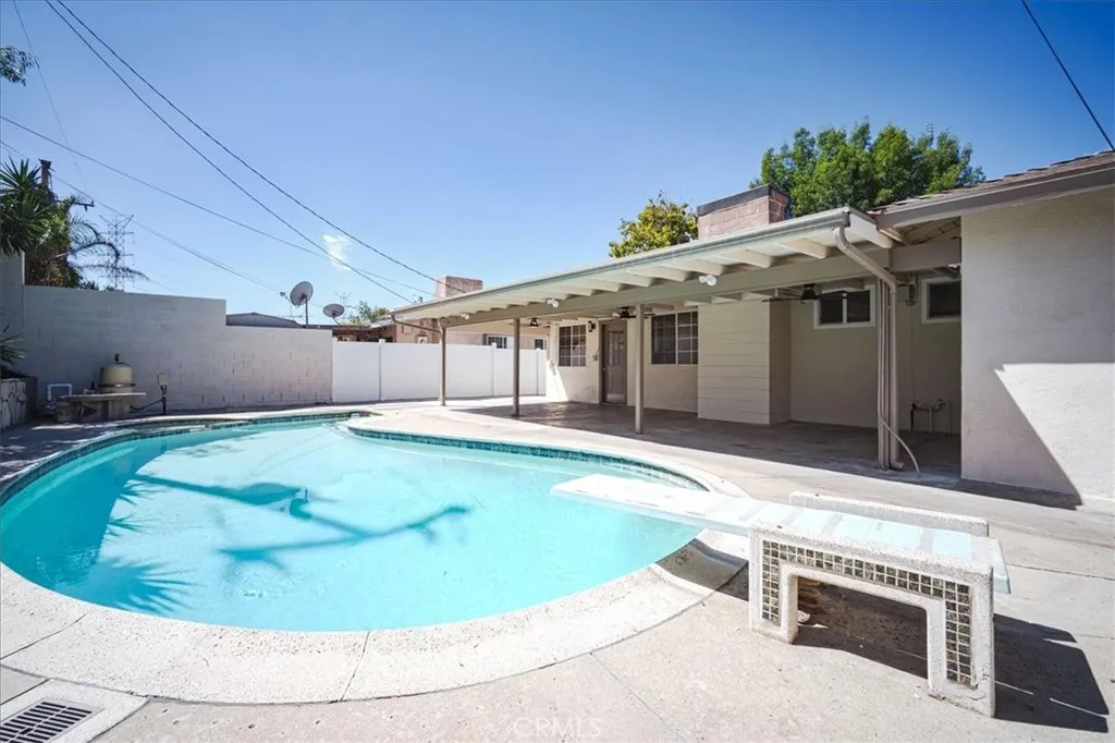 5718 N Galanto
