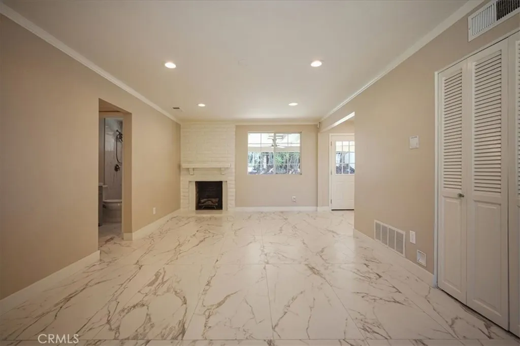5718 N Galanto