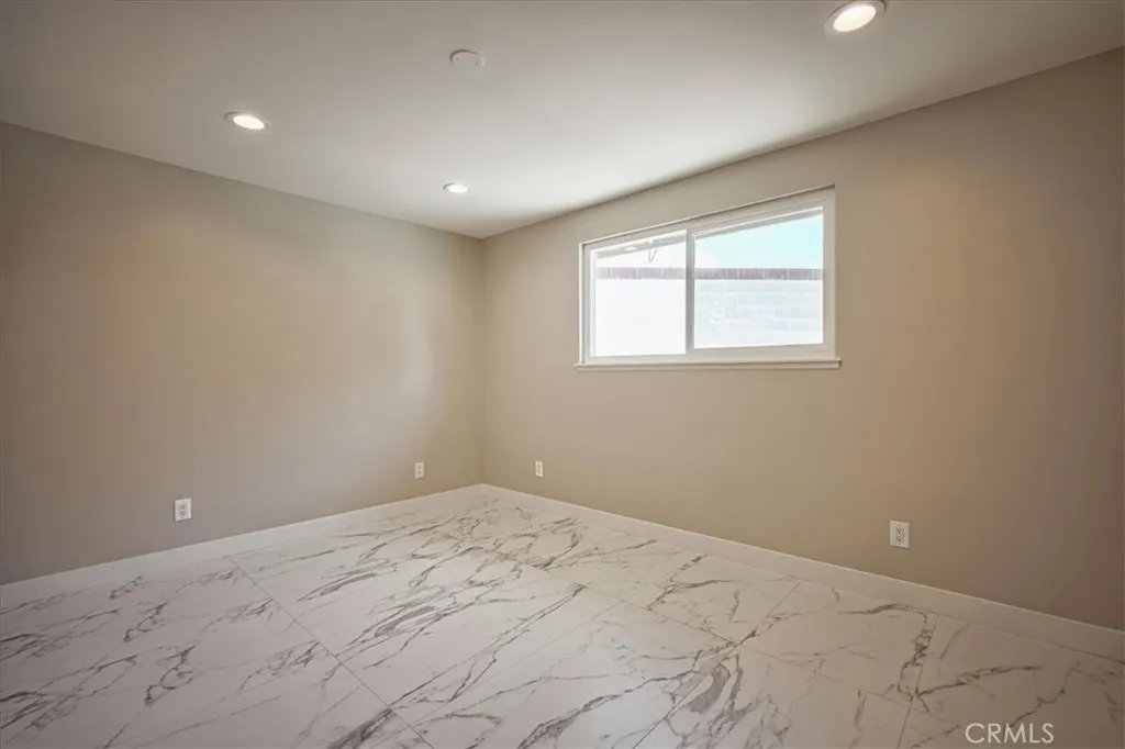 5718 N Galanto