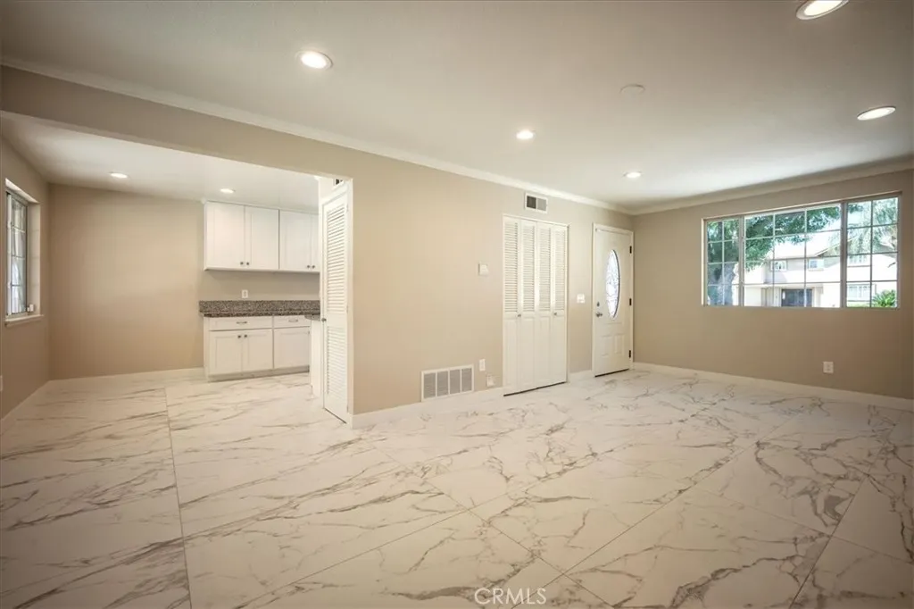 5718 N Galanto
