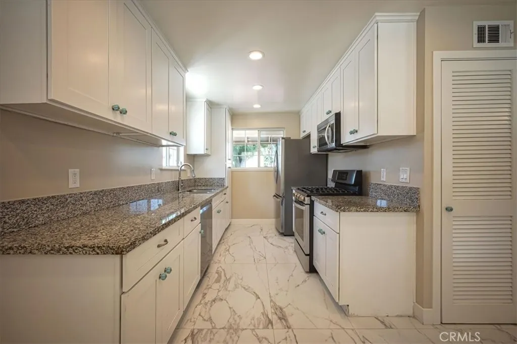 5718 N Galanto