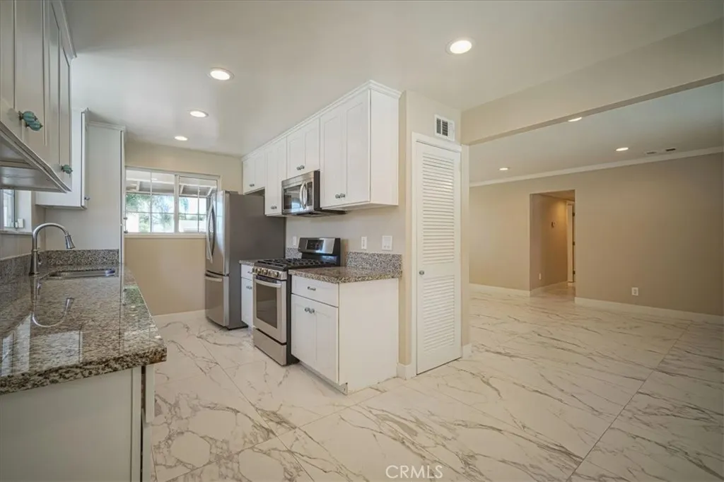 5718 N Galanto