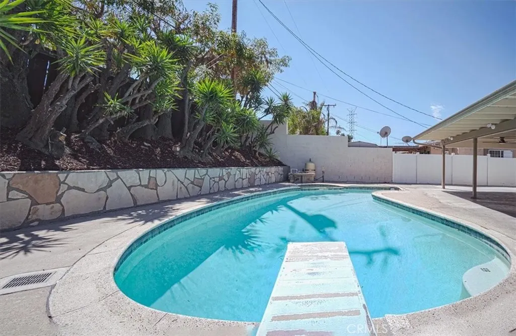 5718 N Galanto