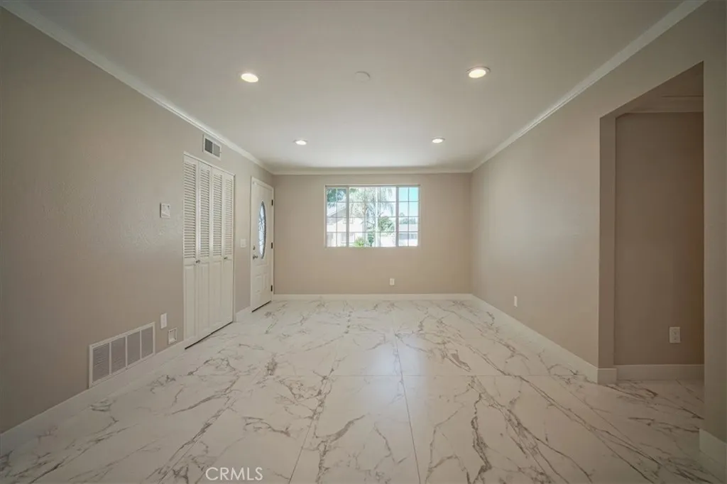 5718 N Galanto