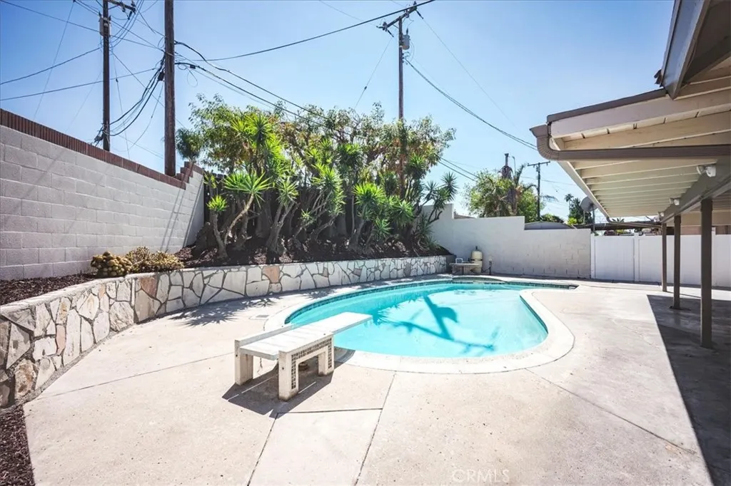 5718 N Galanto