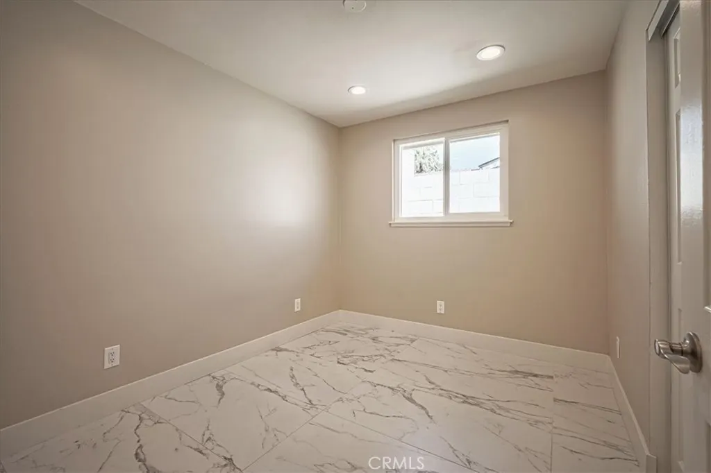 5718 N Galanto