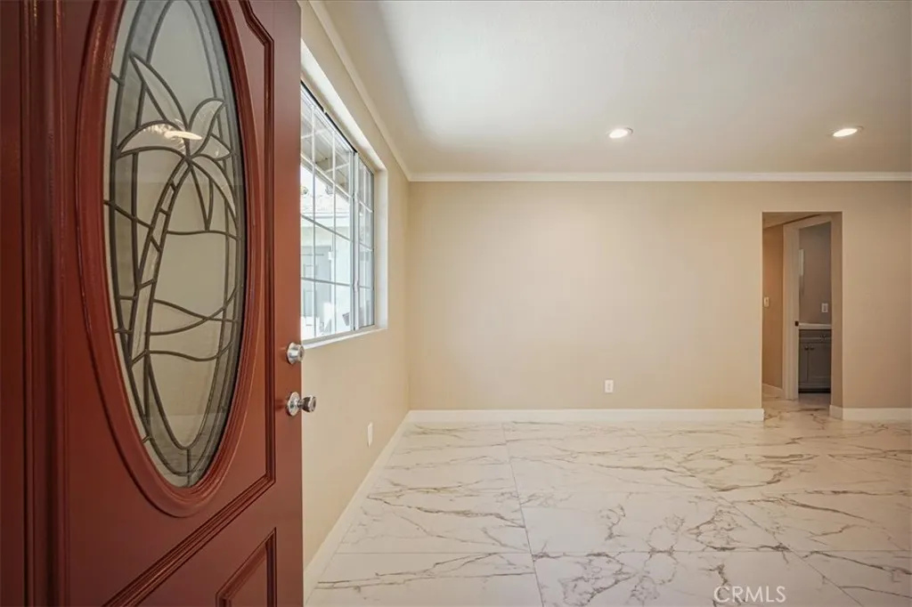 5718 N Galanto