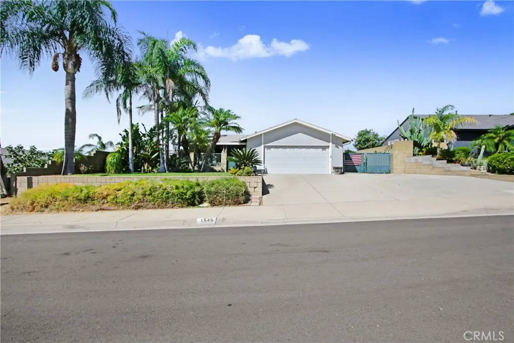 1546 E Redwood Avenue