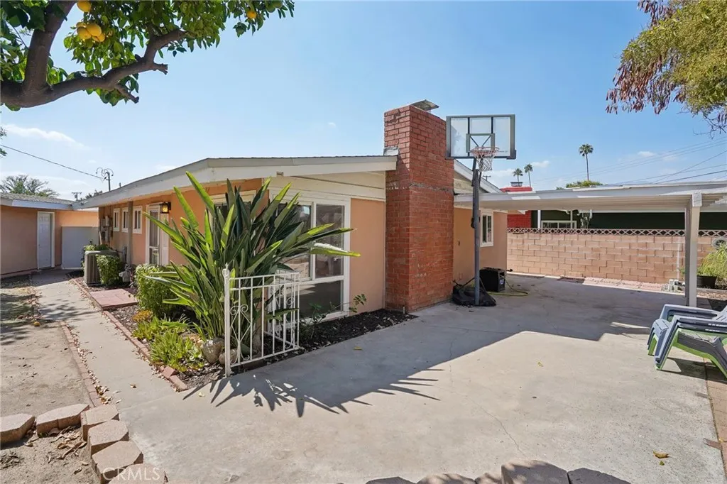 6138 N Traymore