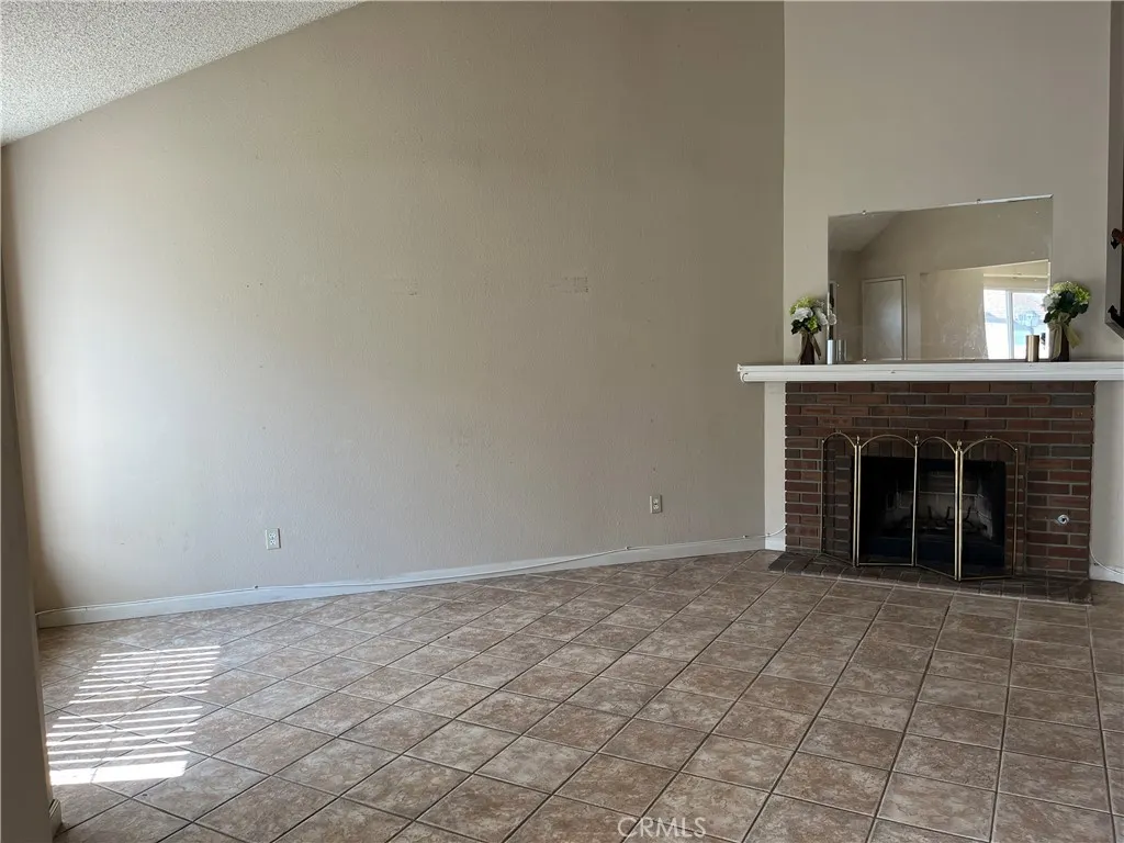 1176 N Sunflower