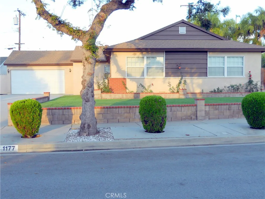 1177 N Reeder