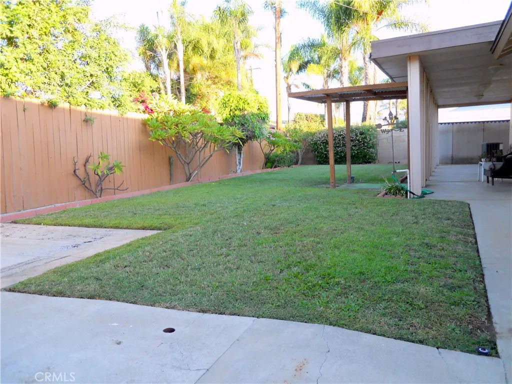 1177 N Reeder
