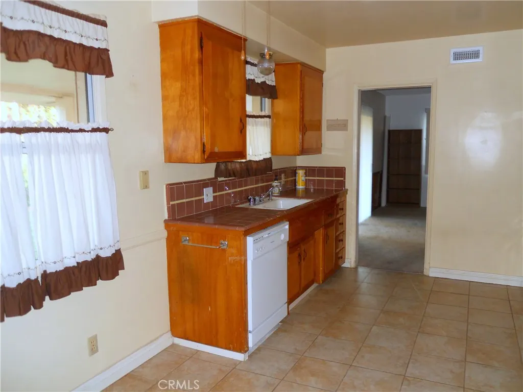 1177 N Reeder