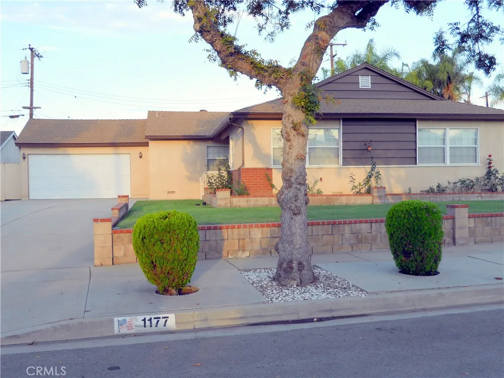 1177 N Reeder
