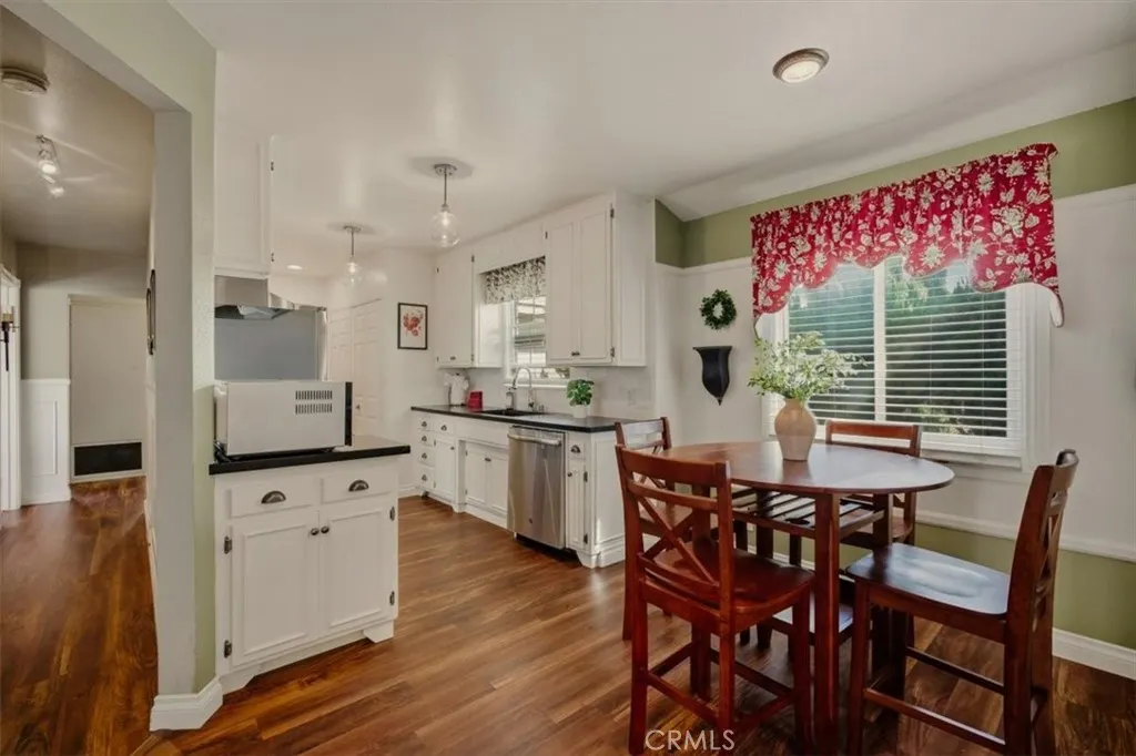 1327 E Thelborn