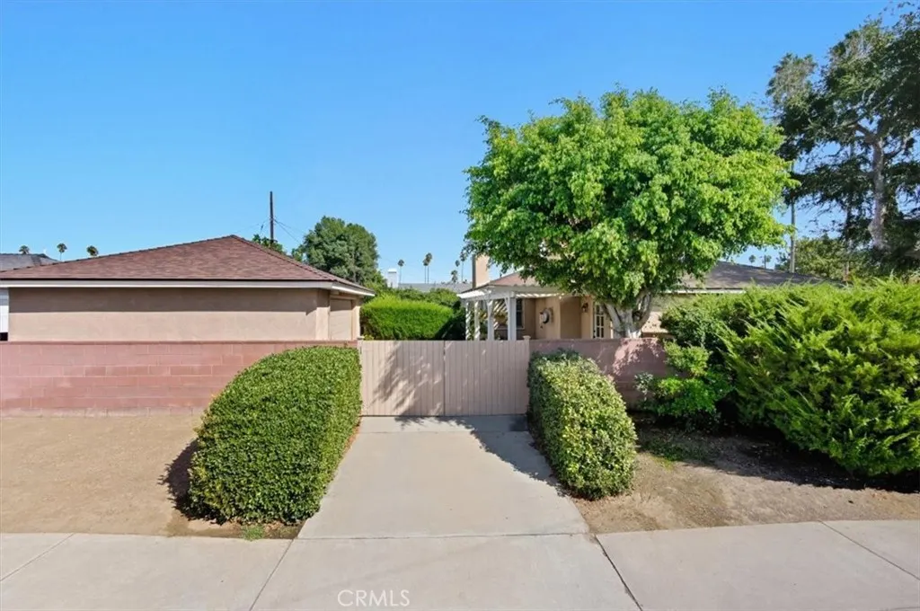 1327 E Thelborn