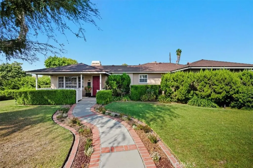 1327 E Thelborn