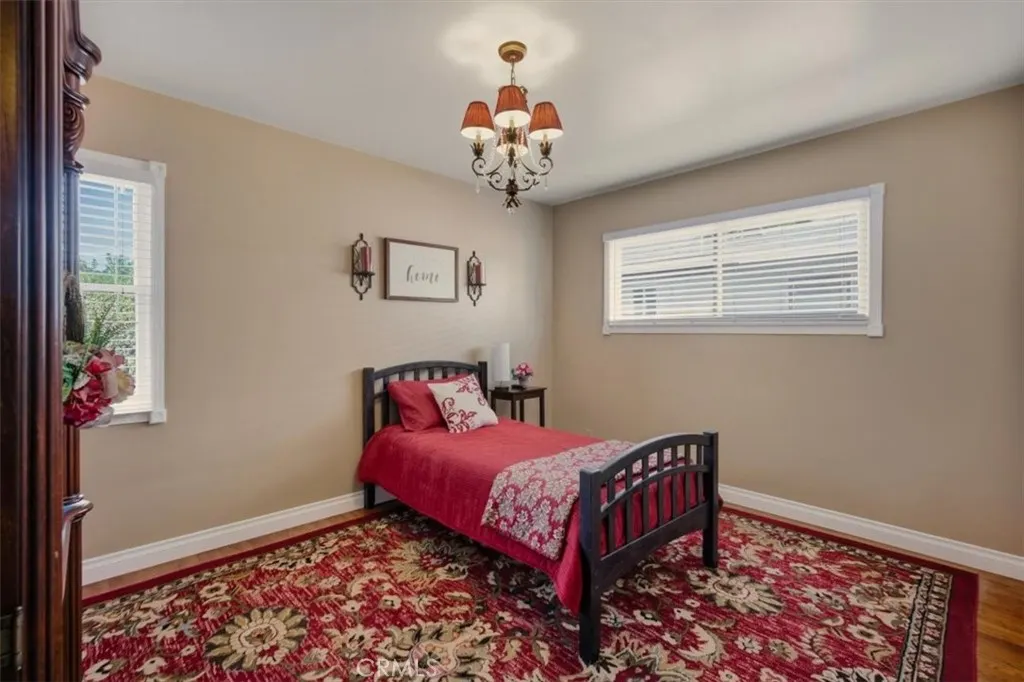 1327 E Thelborn