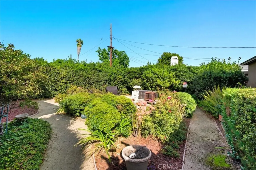 1327 E Thelborn