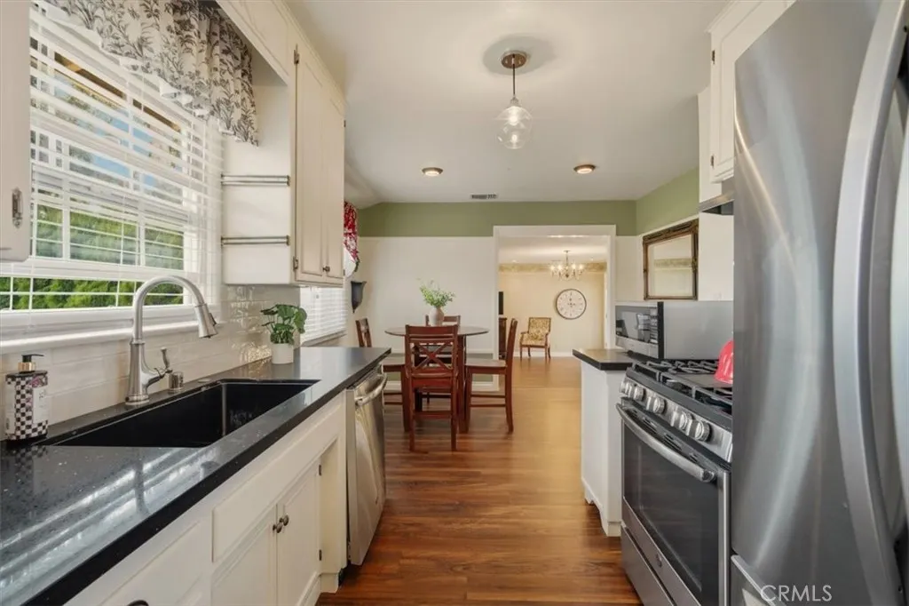 1327 E Thelborn